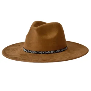 Detail de chapeau fedora en suede a large bord marron, style vintage western homme.