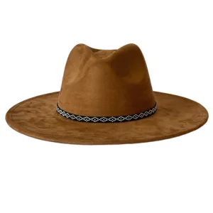 Détail de chapeau fedora en suédine à large bord marron, couronne larme vintage et bande cloutée.