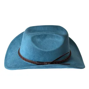 Dettaglio cappello cowboy in camoscio blu vintage, cappello western tesa larga con fascia in pelle.