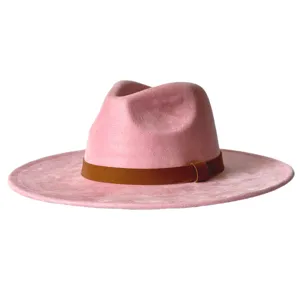 Détail de chapeau fedora en suédine rose montrant la couronne et la bande en cuir.