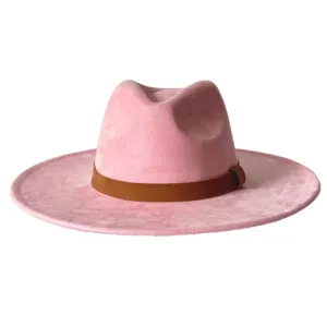 Chapeau fedora en suédine rose avec bandeau en cuir marron, style chapeau jazz vintage.