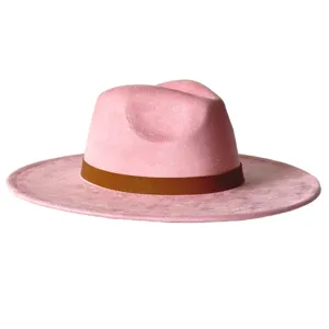 Gros plan detail du chapeau fedora rose en daim avec large bord et elegante bande marron.