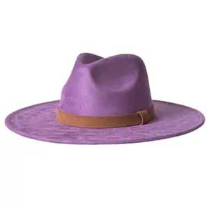 Vue détaillée du chapeau fedora violet en faux daim à large bord avec ceinture.