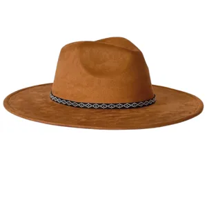 Chapeau fedora classique en suédine à large bord avec bande géométrique élégante.