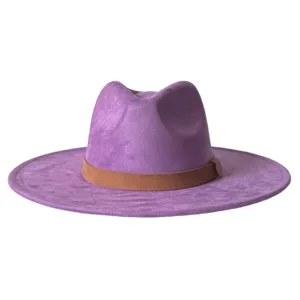 Gros plan détaillé du chapeau fedora en suédine violette avec bande marron, texture douce visible.