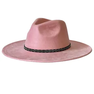 Chapeau Fedora rose en faux daim à large bord avec joli détail de bande géométrique.