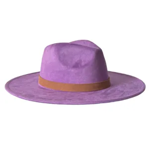 Detail de texture de chapeau feutre suedine, chapeau jazz violet avec bande marron.