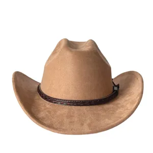 Cappello da cowboy western in pelle scamosciata marrone con fascia, dettaglio tesa larga.