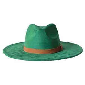 Vue de détail du chapeau fedora vert à large bord avec bande en cuir marron, style rétro.