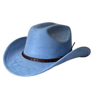 Dettaglio ravvicinato del cappello da cowboy western in camoscio azzurro con nastro intrecciato.