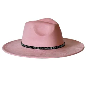 Chapeau fedora en suédine rose à large bord avec bande cloutée géométrique noire