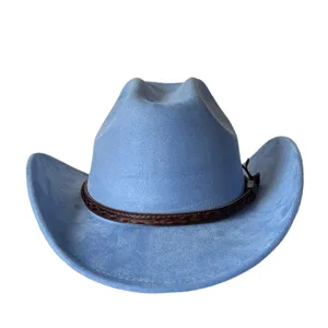 Primo piano dettagliato del cappello da cowboy western in camoscio azzurro con nastro marrone.