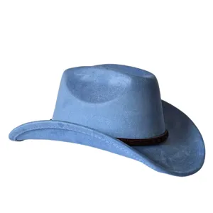 Vista dettagliata del cappello da cowboy in camoscio azzurro con nastro intrecciato, tesa larga.