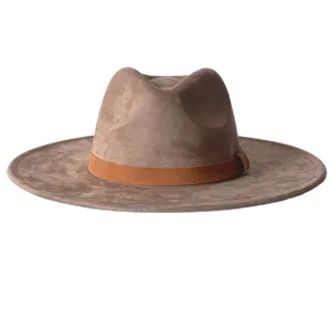 Vue détaillée du chapeau fedora vintage en suédine taupe avec un large bord chic.