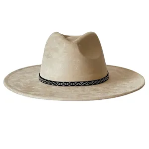 Vue détaillée du chapeau fedora beige en suédine à large bord avec ruban clouté noir.