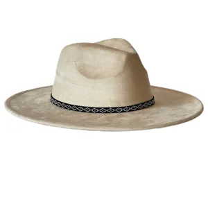 Gros plan d'un chapeau fedora en suédine beige avec une bande à motif élégante.