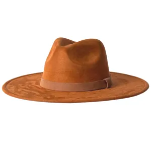 Vue détaillée du chapeau fedora marron en daim vintage, avec un large bord et une couronne classique.