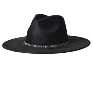 Vue rapprochée du chapeau feutre noir à large bord mettant en valeur le ruban clouté fin.
