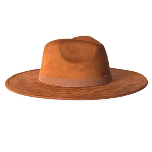 Détail du chapeau fedora rétro en suédine à large bord, calotte larme et bande élégante.
