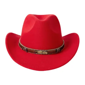 Chapeau de cowboy western en laine rouge avec ceinture marron et plume, vue détaillée.