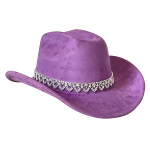 Nahaufnahme des glitzernden Strass-Hutbands und der weichen lila Wildleder-Textur.