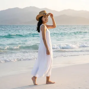 Détail de chapeau de paille de plage, texture tissée et large bord pour protection soleil.