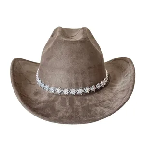 Primo piano dettagliato della fascia decorativa con fiori in strass sul cappello in camoscio.