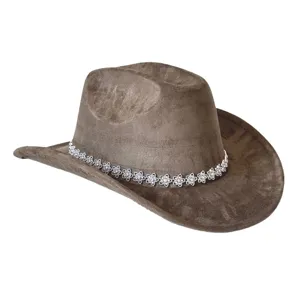 Primo piano del cappello da cowboy western in camoscio marrone con fascia di strass.