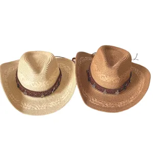 Vue détaillée de chapeaux de cowboy en paille style ethnique avec pendentifs, parfaits pour l'été.