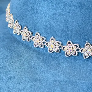 Cappello da cowboy occidentale in pelle scamosciata blu con catena di fiori di strass.