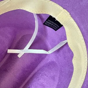 Lila Westernhut Innendetail mit Polyester Material, weicher Wildleder Textur und Verstellband.