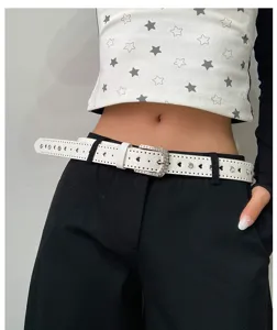Détail de la ceinture strassée blanche avec découpes en cœur et boucle en cristal étincelante.