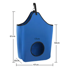 Dimensiones detalladas de bolsa de heno para caballos azul comedero lento colgante.