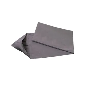 Vista detallada del cómodo saco de dormir de tiburón gris para comodidad y calidez en casa.