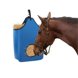 Vista detallada de la bolsa de heno azul de alimentación lenta para caballos con correa.