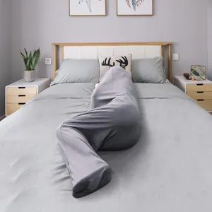 Cómoda manta portátil de color gris para adultos y práctico saco de dormir para casa.