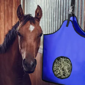 Bolsa de heno azul para caballos con alimentación lenta, correa colgante y abertura de malla.