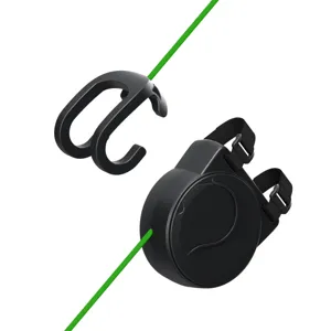 Detail van zwarte kinder fiets sleepkabel met haak en intrekbaar koord voor mountainbiken.