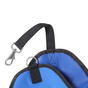 Vista detallada de cerca de la bolsa de heno para caballos azul con correa y gancho.