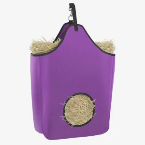 Detalle de bolsa comedero de heno colgante morada, material de tela duradero y orificio.