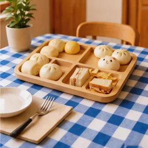 Detailansicht des geteilten Serviertabletts aus Holz mit leckeren Snacks und Brötchen.