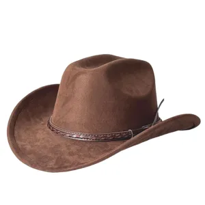 Primo piano cappello cowboy western camoscio marrone, tesa larga, nastro in pelle intrecciata.