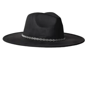 Gros-plan sur le chapeau feutre noir à large bord en suédine avec un élégant bandeau de strass.