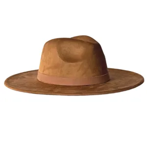 Gros plan détaillé sur la texture en suédine marron et la couronne de ce chapeau.