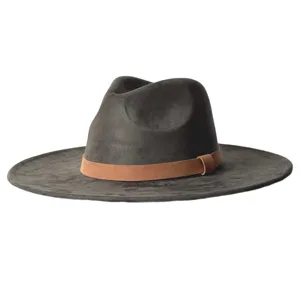 Détail chapeau feutre large bord gris foncé, couronne vintage larme avec bande en cuir marron.