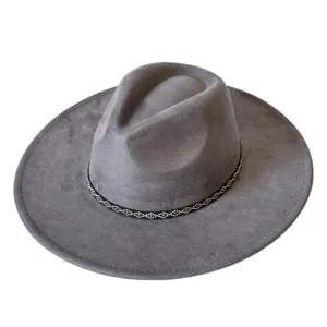 Chapeau fedora gris à large bord en faux suède avec bande à motifs, style vintage mode.