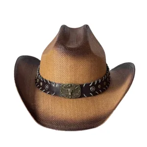 Detail van de stierenkopsgesp en de lederen band op de vintage western cowboyhoed.