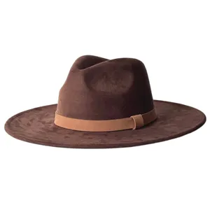 Chapeau fedora en suédine marron à large bord et bande assortie, détail de style jazz vintage classique.