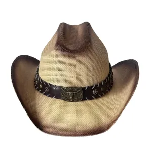 Westerse strohoed met kleurverloop, lederen band en metalen stierenkopgesp detail.