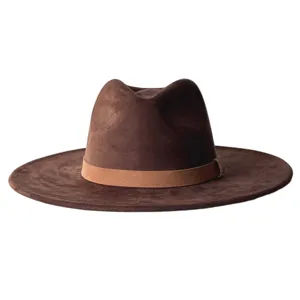 Gros plan détaillé du chapeau fedora en faux suède à large bord avec texture et couleur.